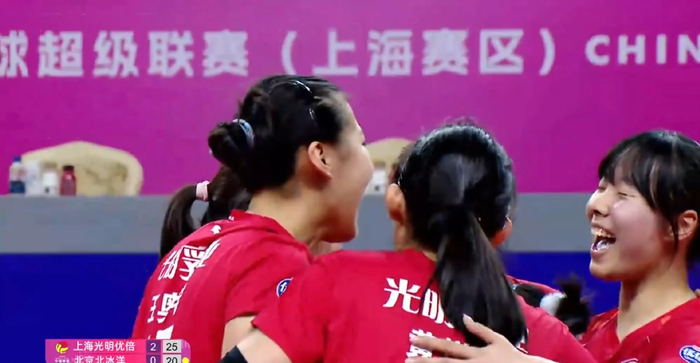 惊喜：上海女排全替补打疯了！蔡斌四强赛真该多练新人|主力|北京|赵喆熙|黄悦鑫|杨舒茗_新浪体育_新浪新闻